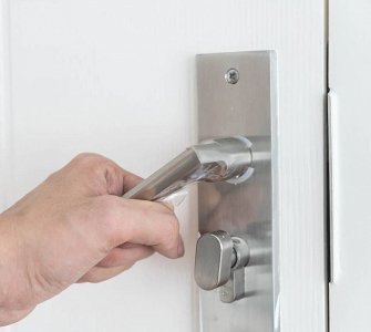 Τοποθέτηση πορτών ασφαλείας